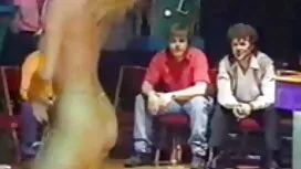 أخرج فتاتين إلى الطب ...
