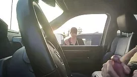 فتاة شابة سعيدة مساج ...