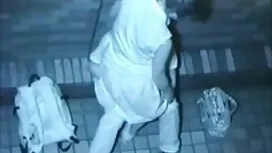 اللسان في مرحاض عام  ...