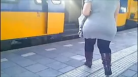 تمسك عشيقة شابة في س ...