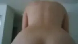 يجلس بشكل جميل على ع ...
